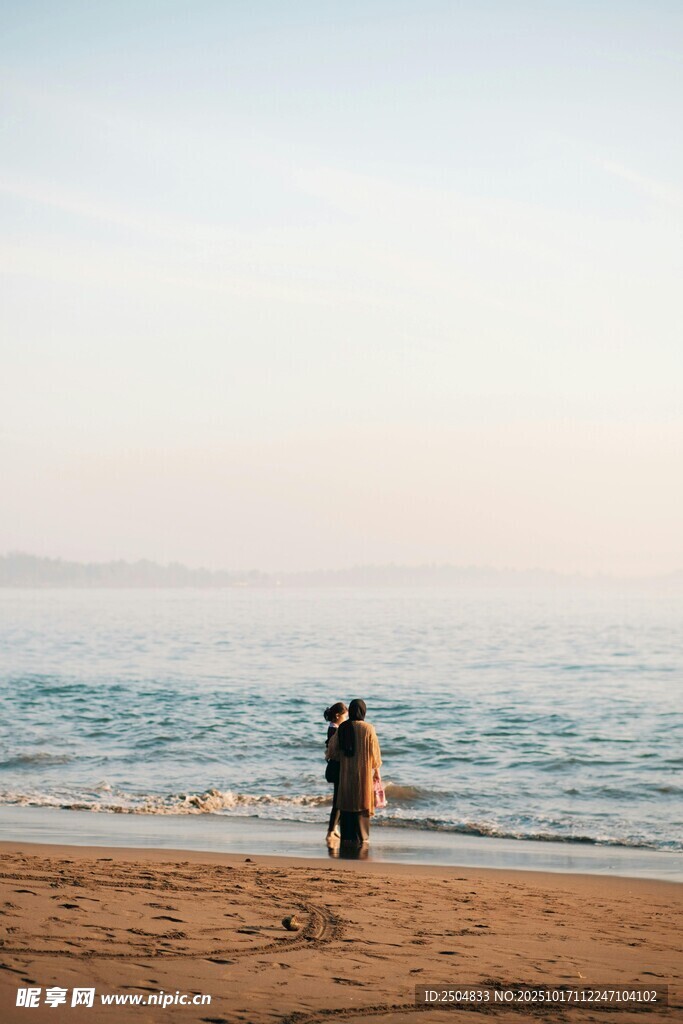 海边情侣漫步浪漫瞬间