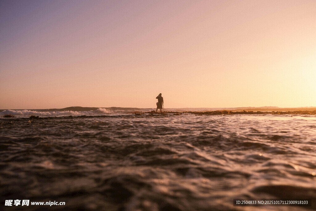夕阳下海边的孤独身影