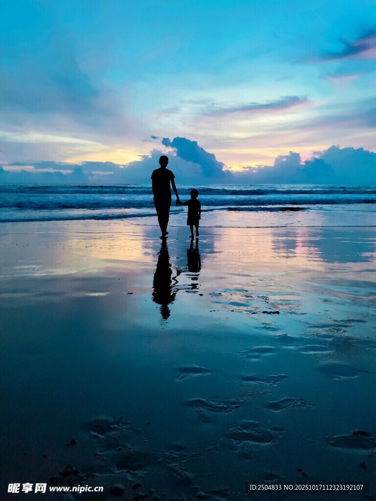 海滩日落时的温馨身影