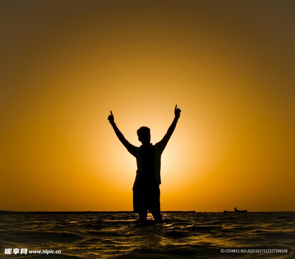 夕阳下欢呼的海边身影
