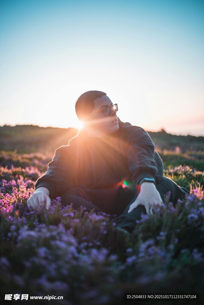 夕阳下花海中的惬意身影
