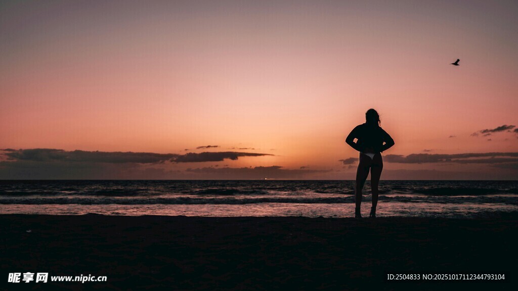 夕阳下海边的孤独身影