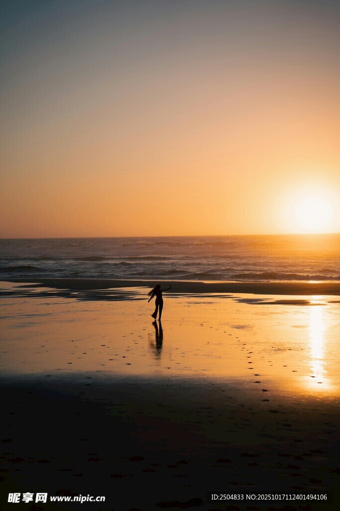 夕阳下海滩上的孤独身影