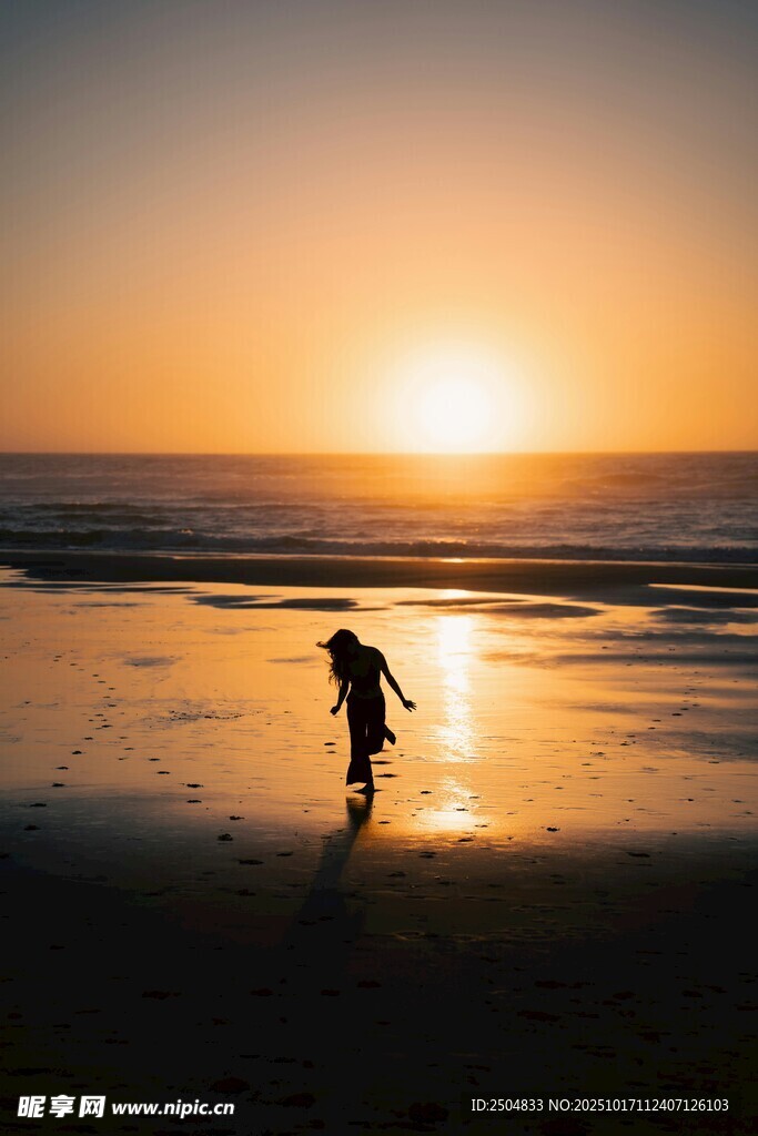夕阳下海边漫步的身影