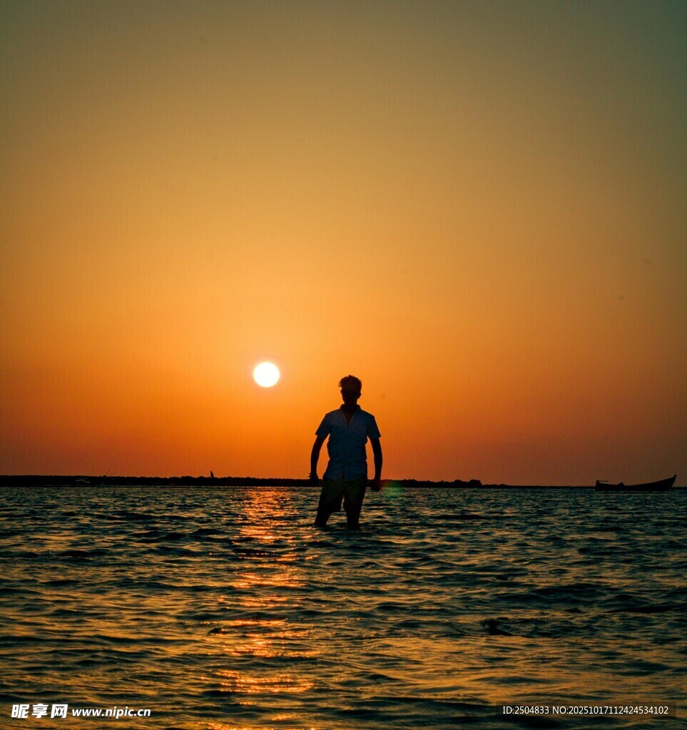 夕阳下海边独行的身影