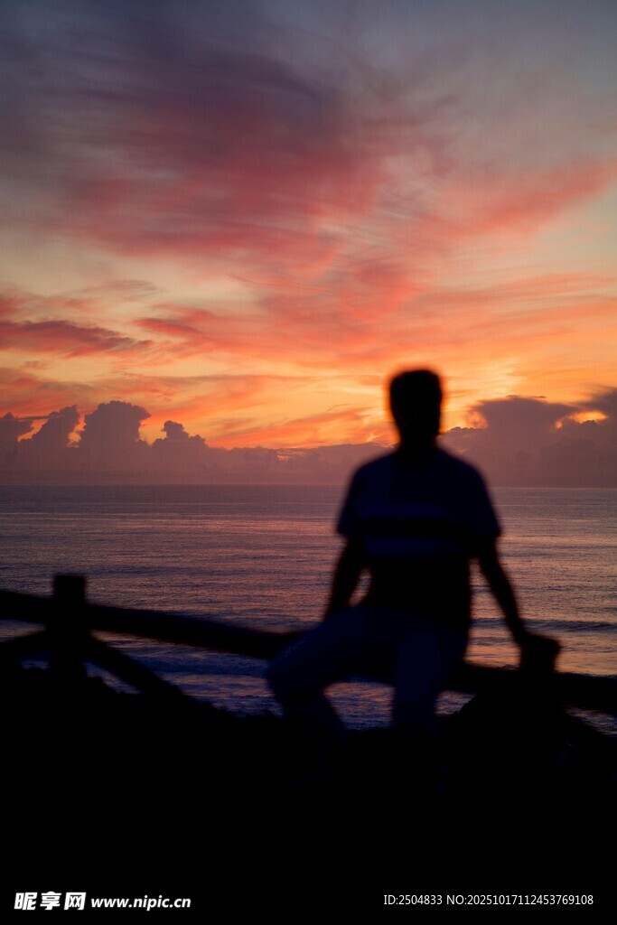 夕阳下的孤独身影