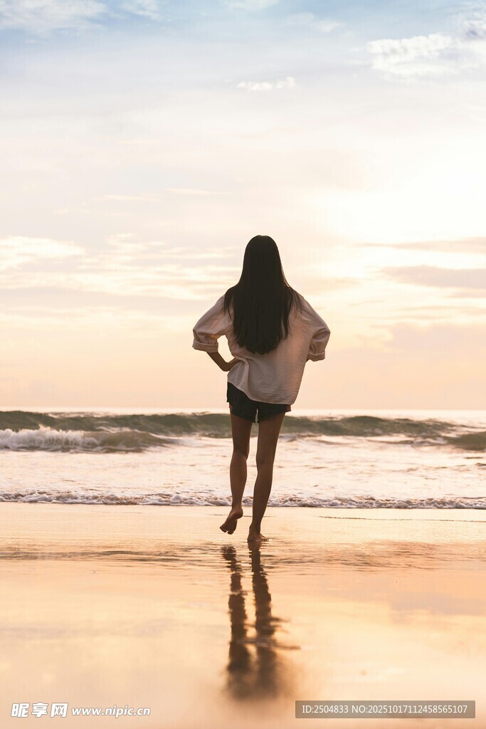 海边女子漫步赏日落美景