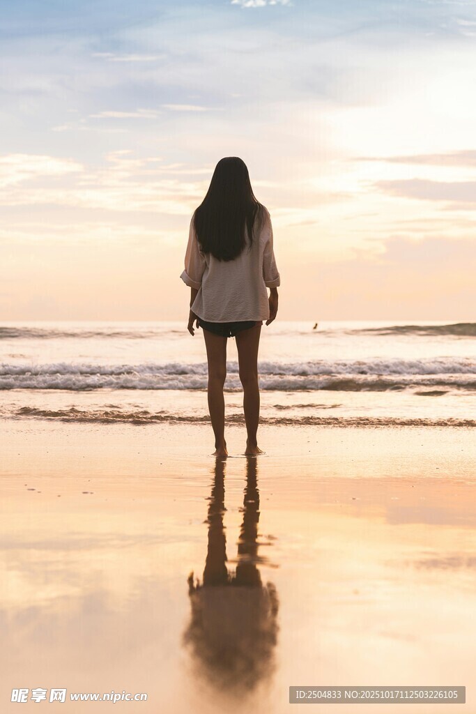 海边女子迎日落的孤独身影