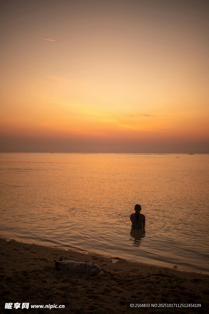 夕阳下海边的孤独身影