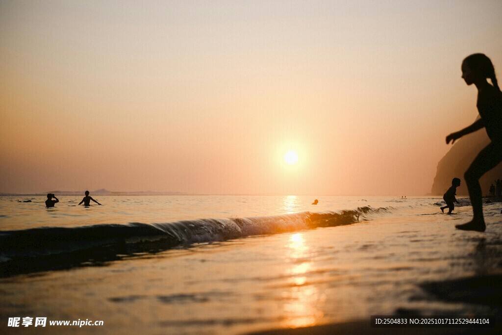 夕阳下海边漫步的身影