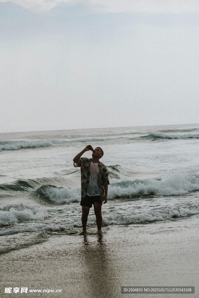 海边父子享受温馨时光