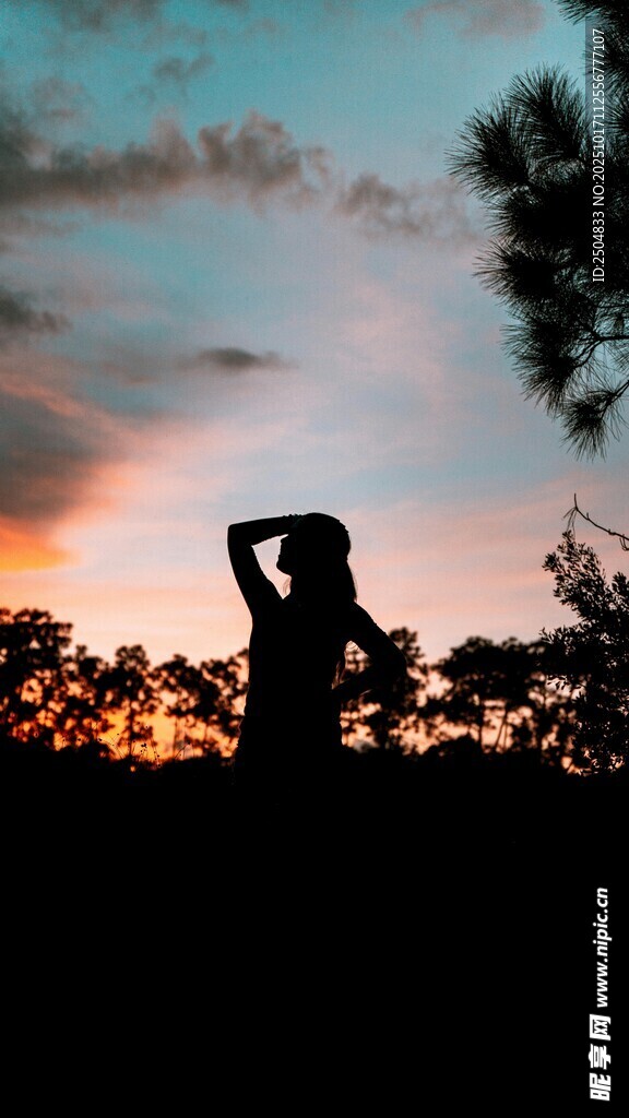 夕阳下的人物剪影