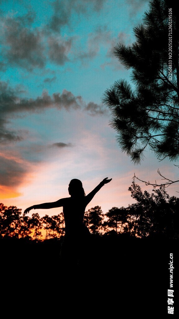 夕阳下的人物剪影与树
