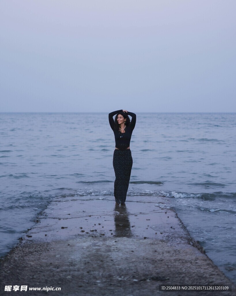 海边女子于栈桥静 沉思