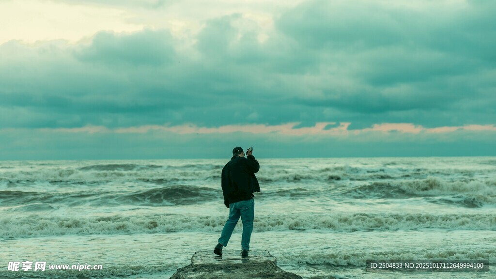 海边独行者 静享天地之美