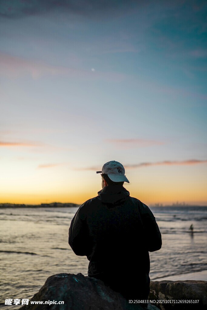 海边独赏日落的背影