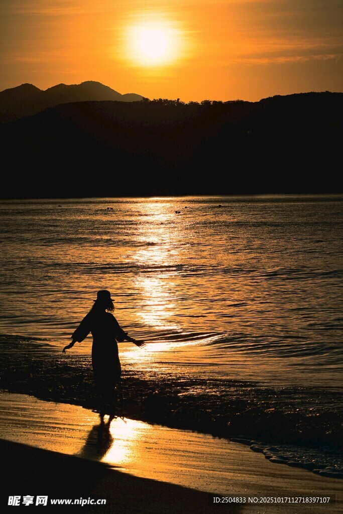 夕阳下海边的孤独身影