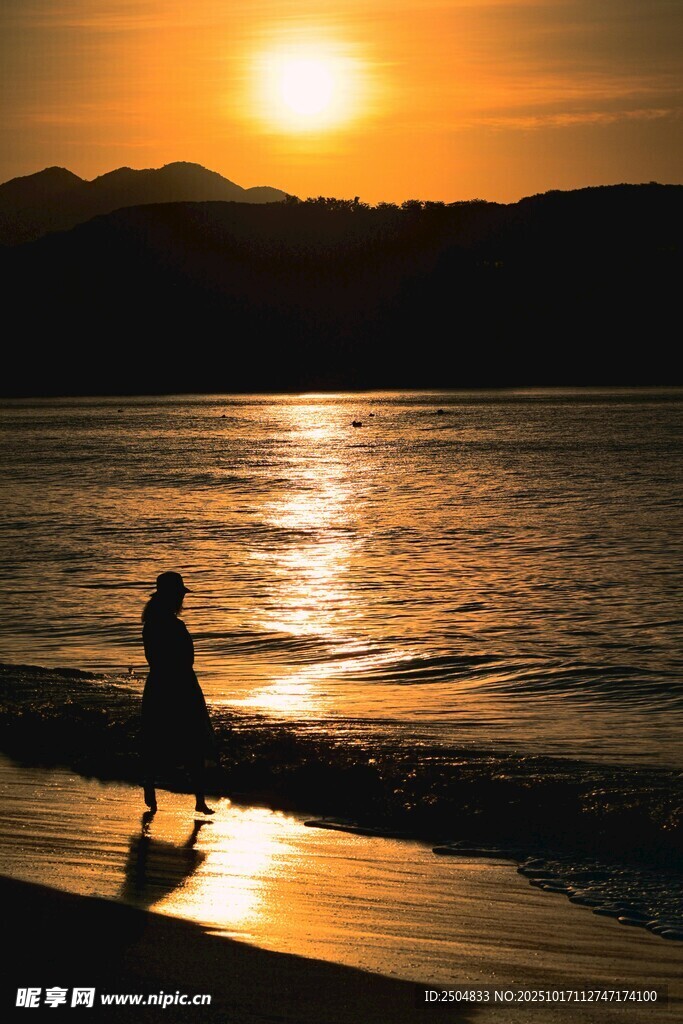 夕阳下海边漫步的身影