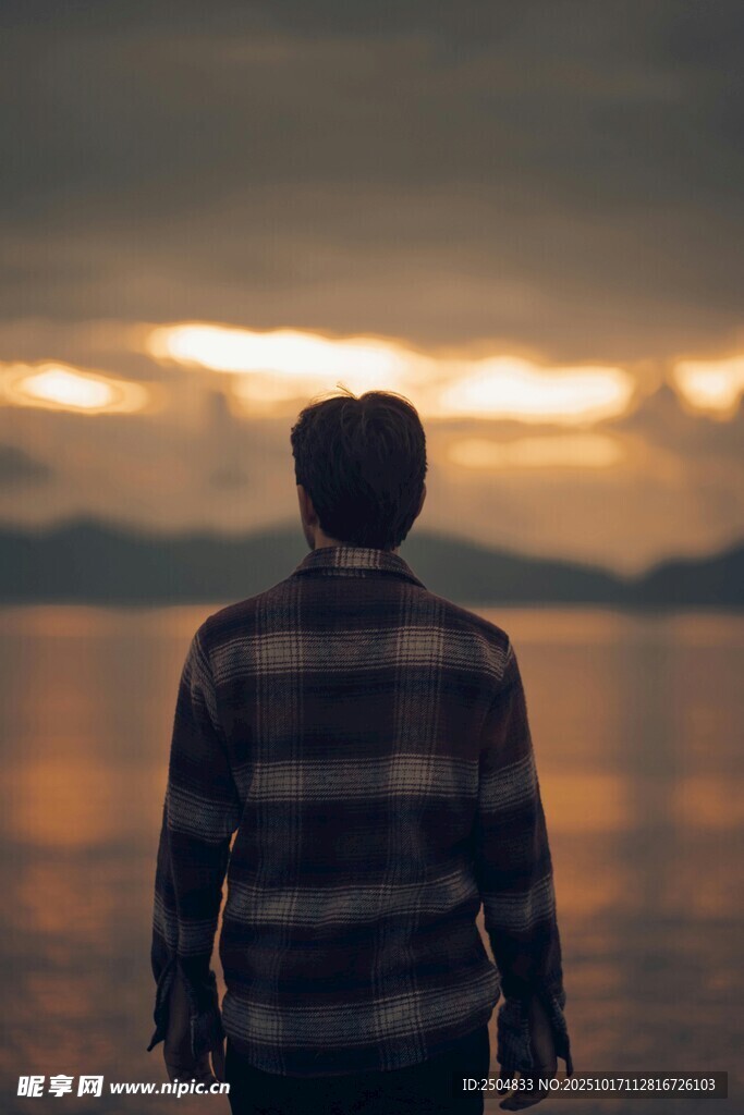 孤独背影 静赏黄昏海景