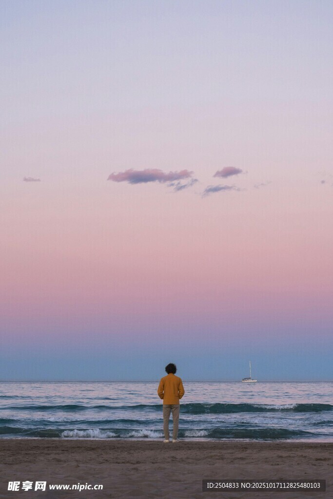 海边黄昏下的孤独身影