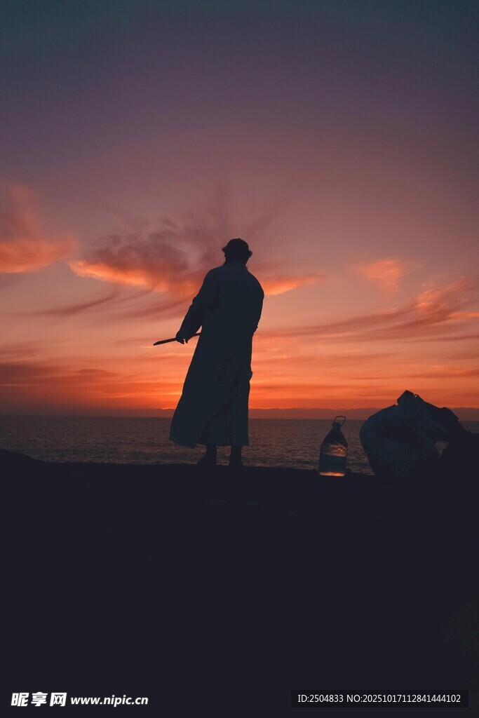 夕阳下的孤独旅人