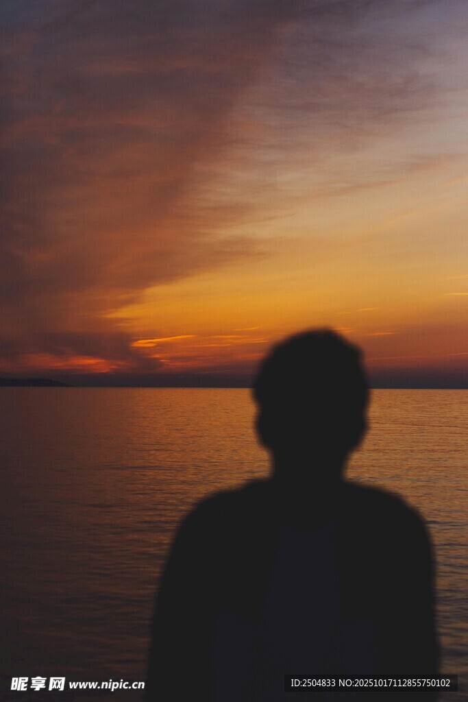 夕阳下的孤独背影