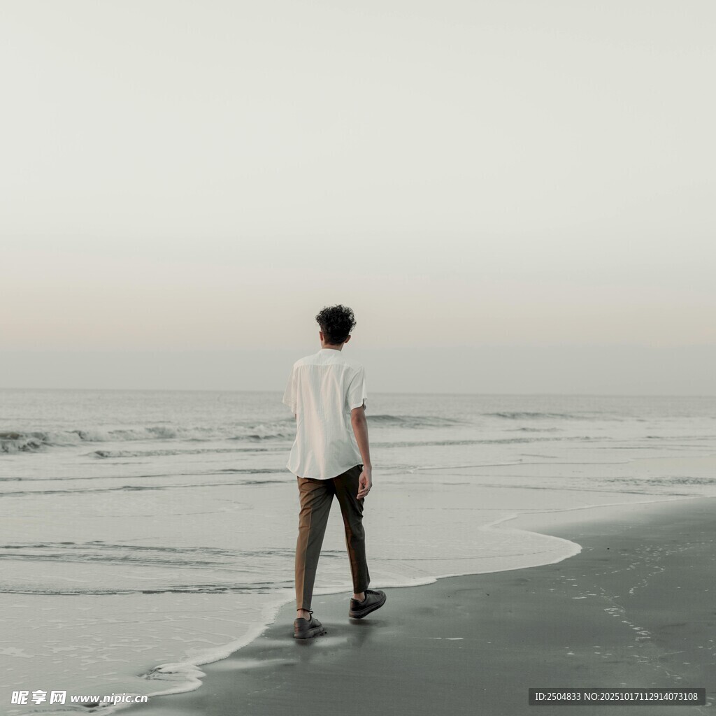 海边独行者背影