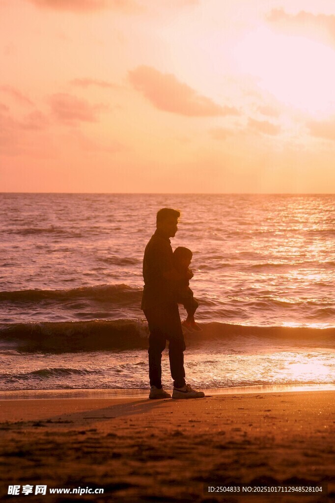 夕阳下海边的亲子温馨时刻