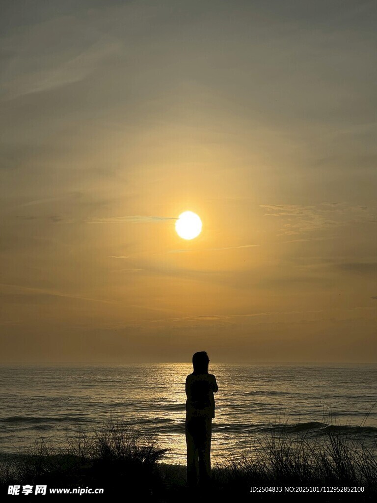 海边夕阳下的孤独身影
