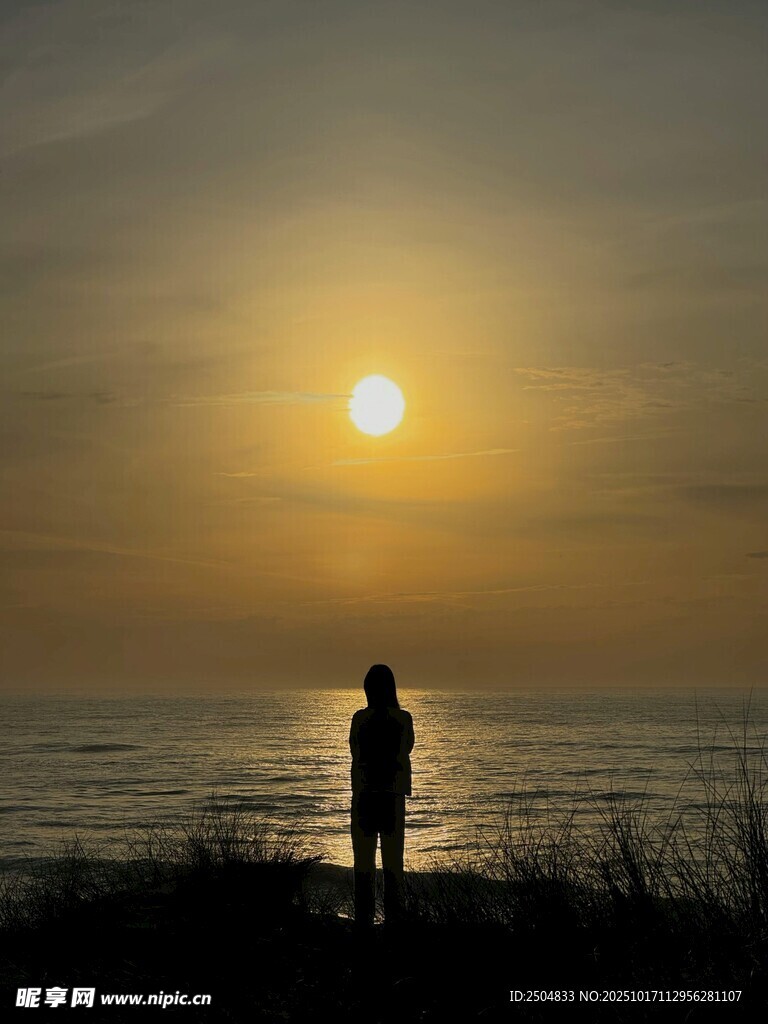 夕阳下的孤独身影
