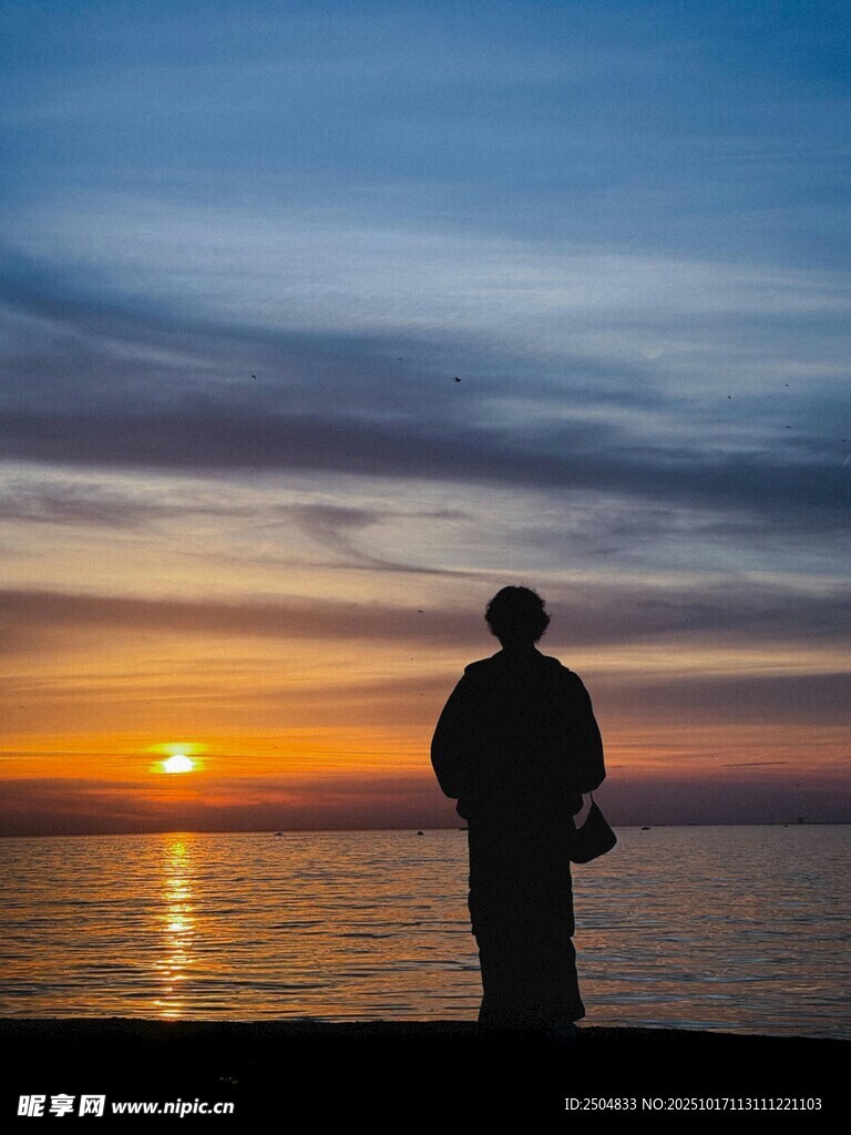 夕阳下的孤独身影
