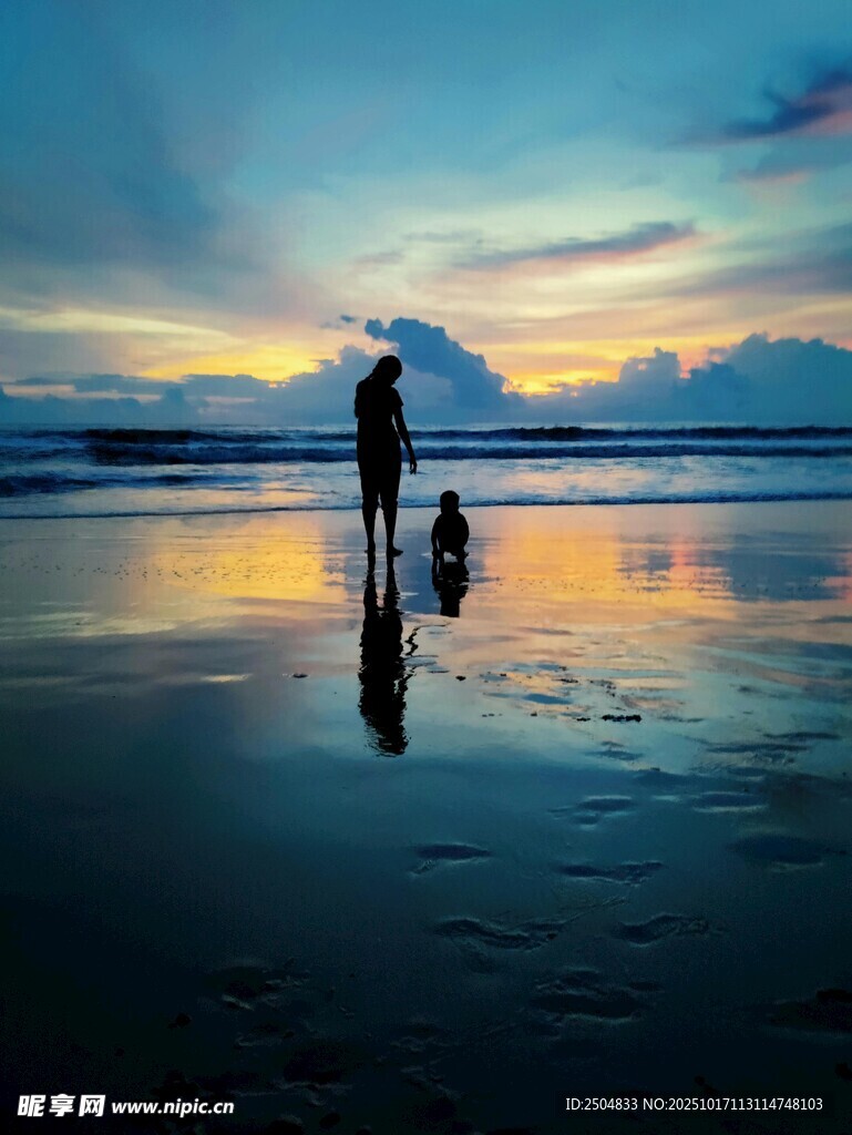海边黄昏下的亲子温馨时刻
