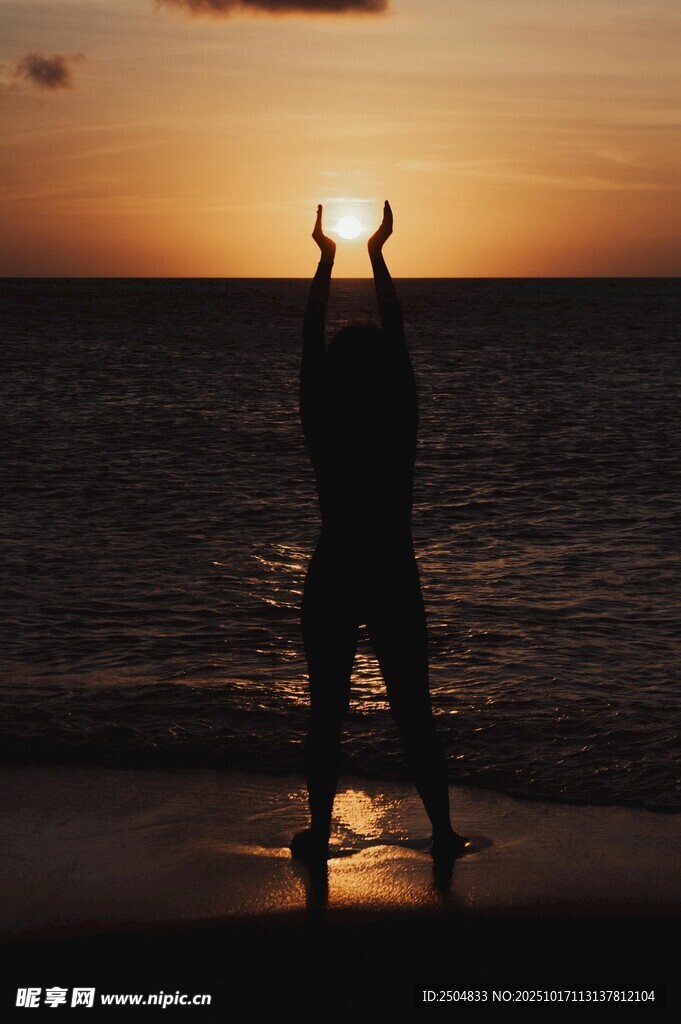 夕阳下海边的人影剪影