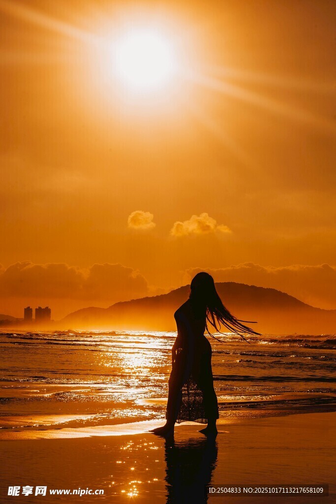 夕阳下海边的曼妙身影