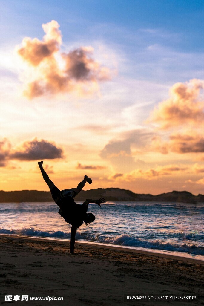 海边夕阳下的瑜伽舞者