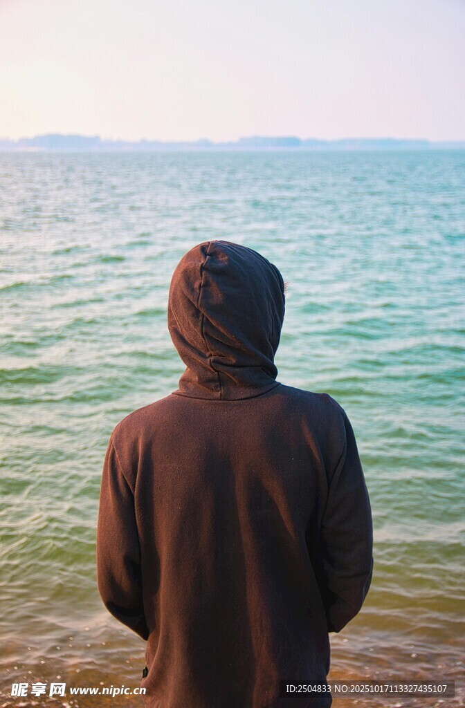 背对大海的孤独身影