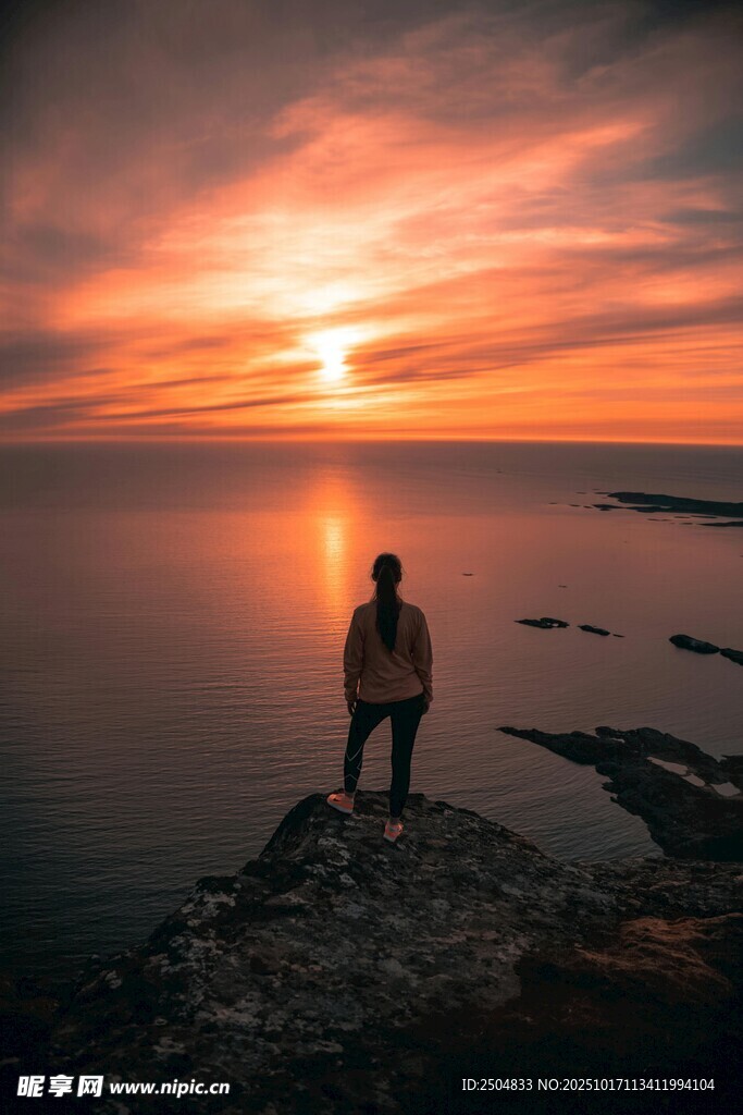 夕阳下海边的孤独身影
