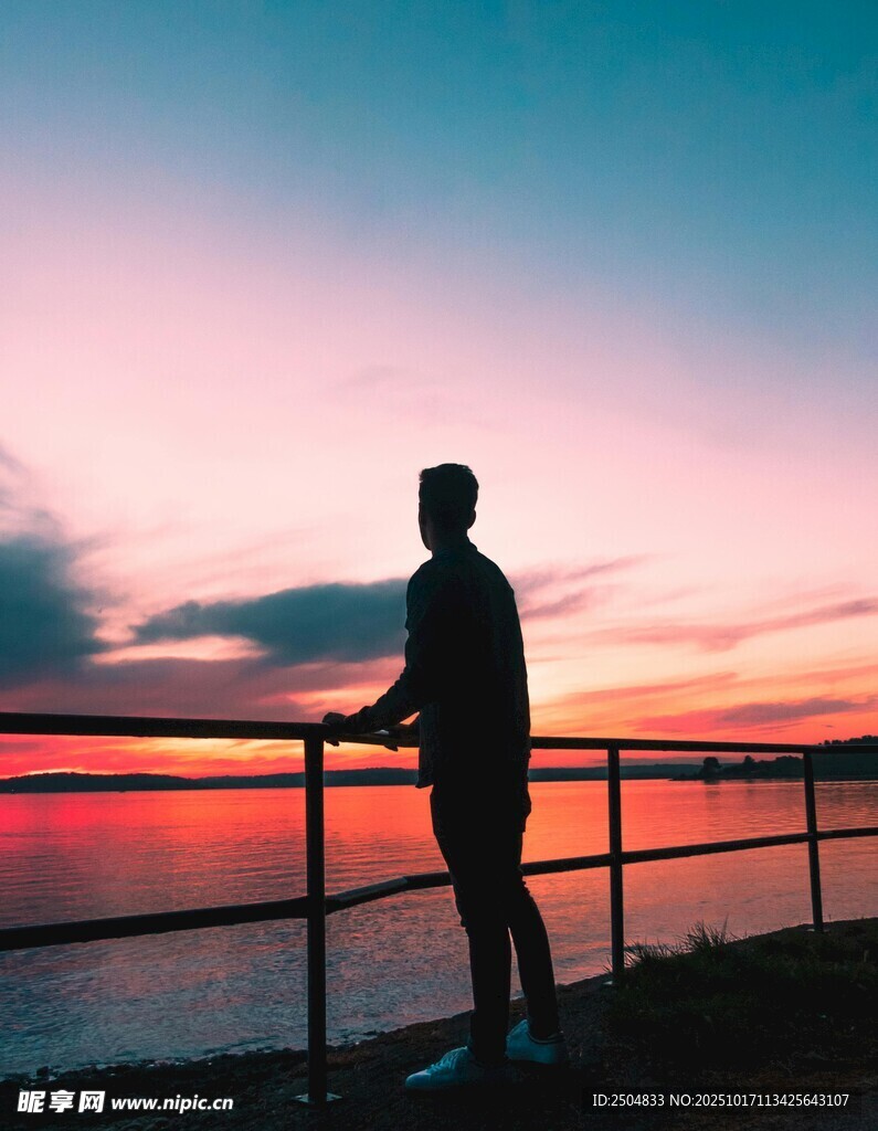 夕阳下的孤独身影