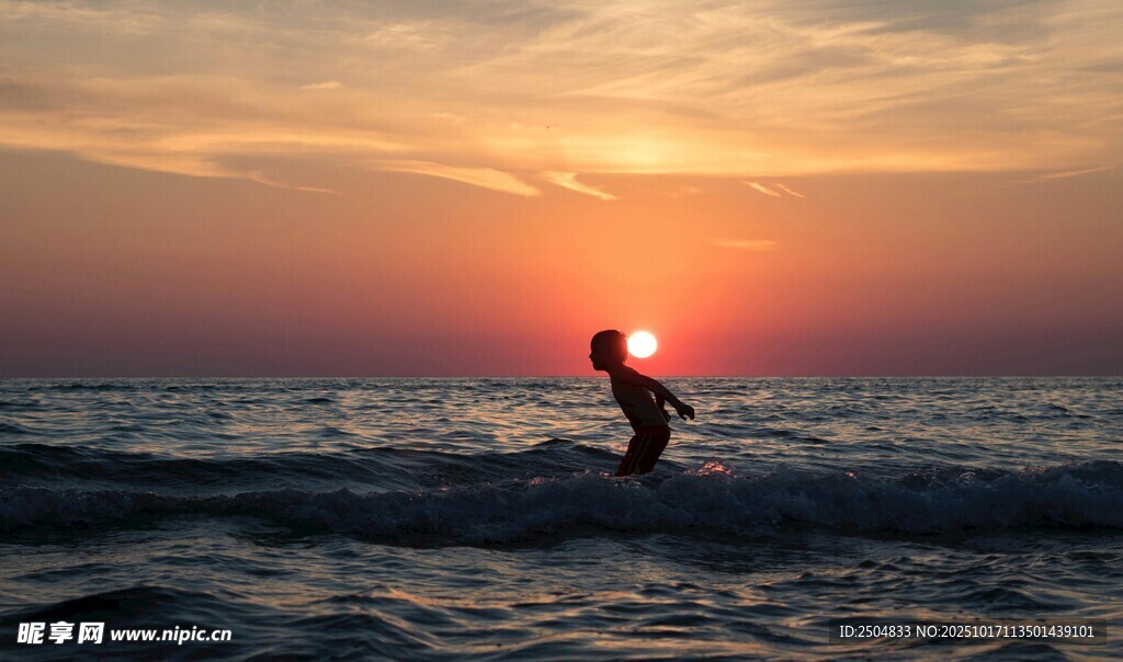 夕阳下海上冲浪者
