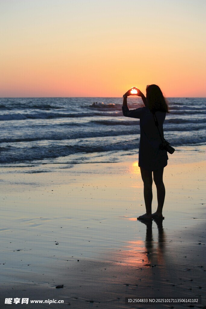 夕阳下海边的摄影者