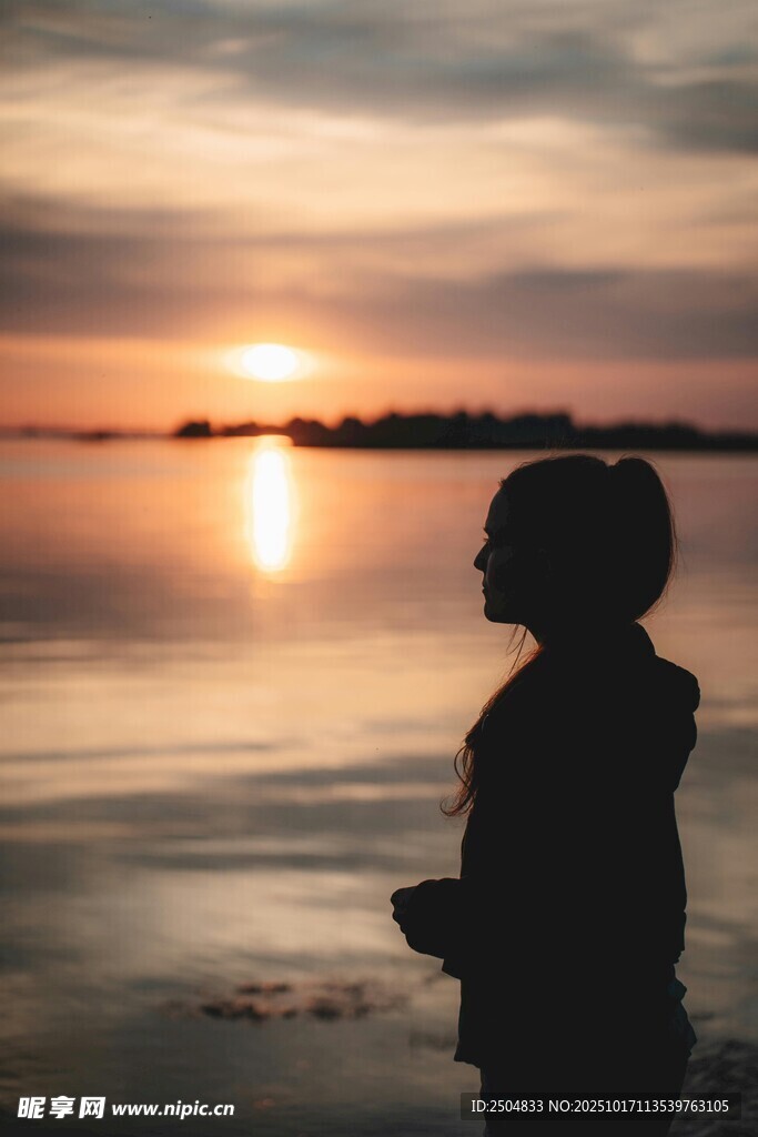 夕阳下的孤独身影