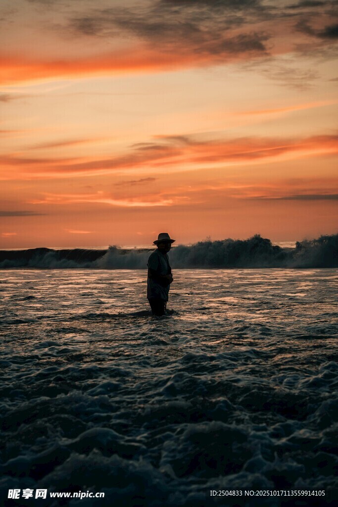 夕阳下海边独行者