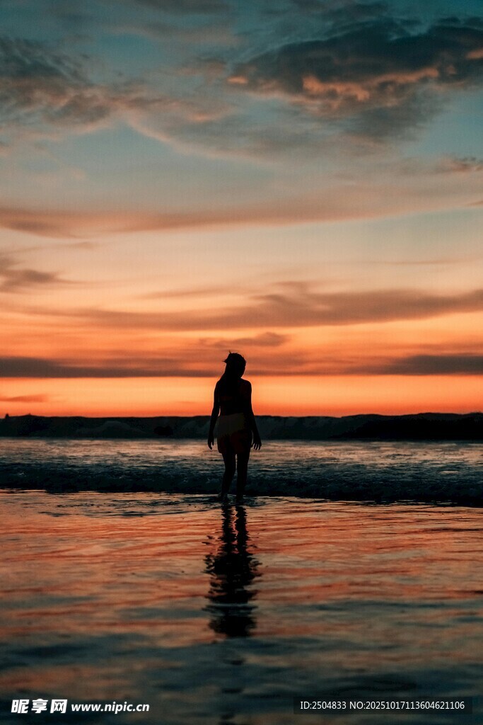 夕阳下海边的孤独身影