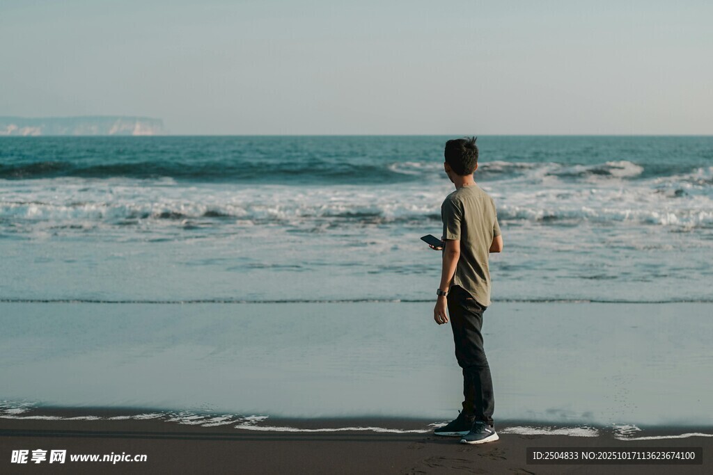 海边独站的男子