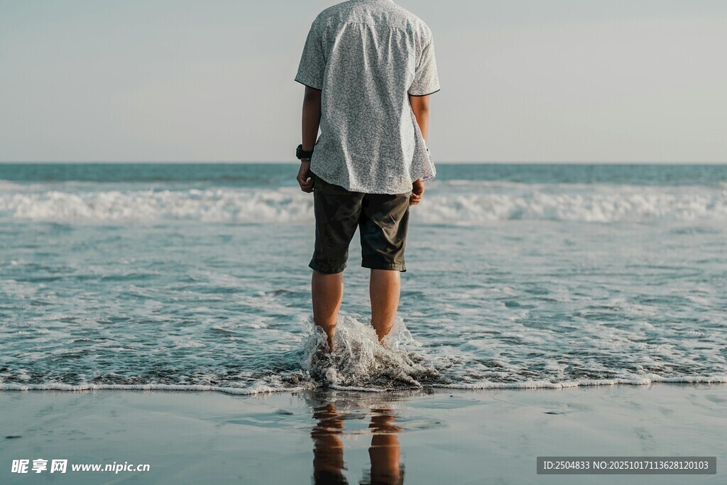 海边独站的男子