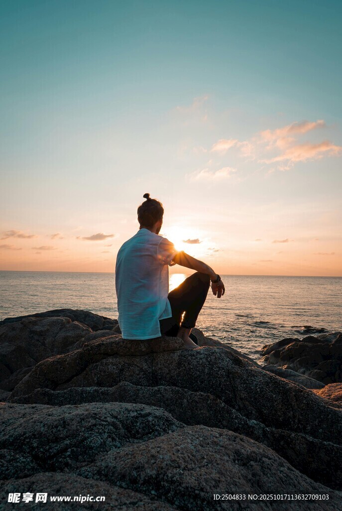 一人一狗赏海边落日