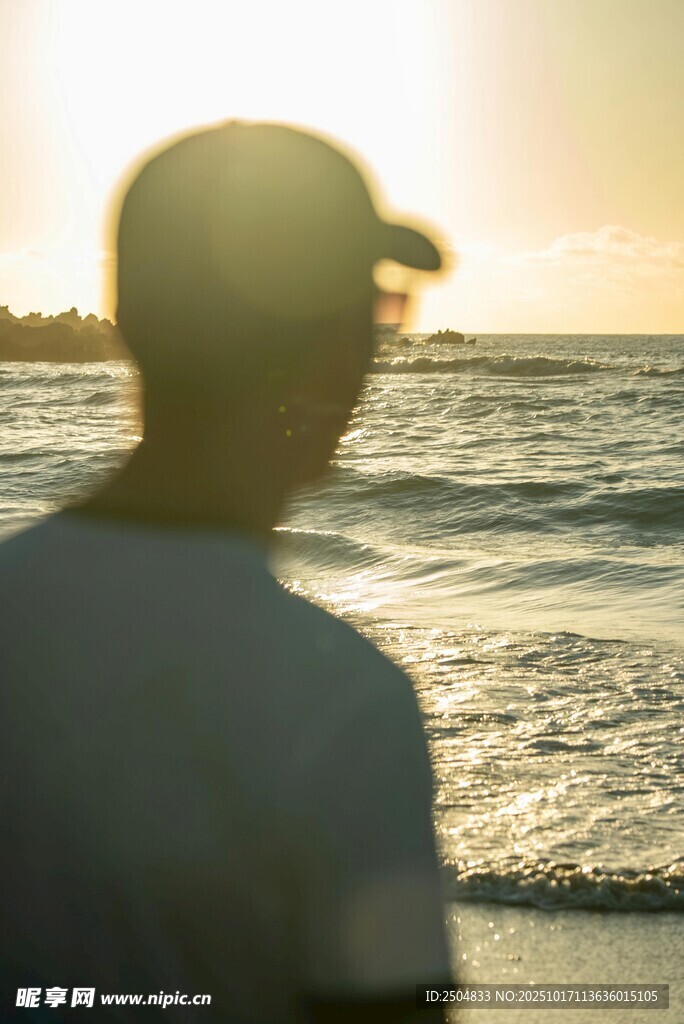 海边背影 夕阳下的静谧时刻