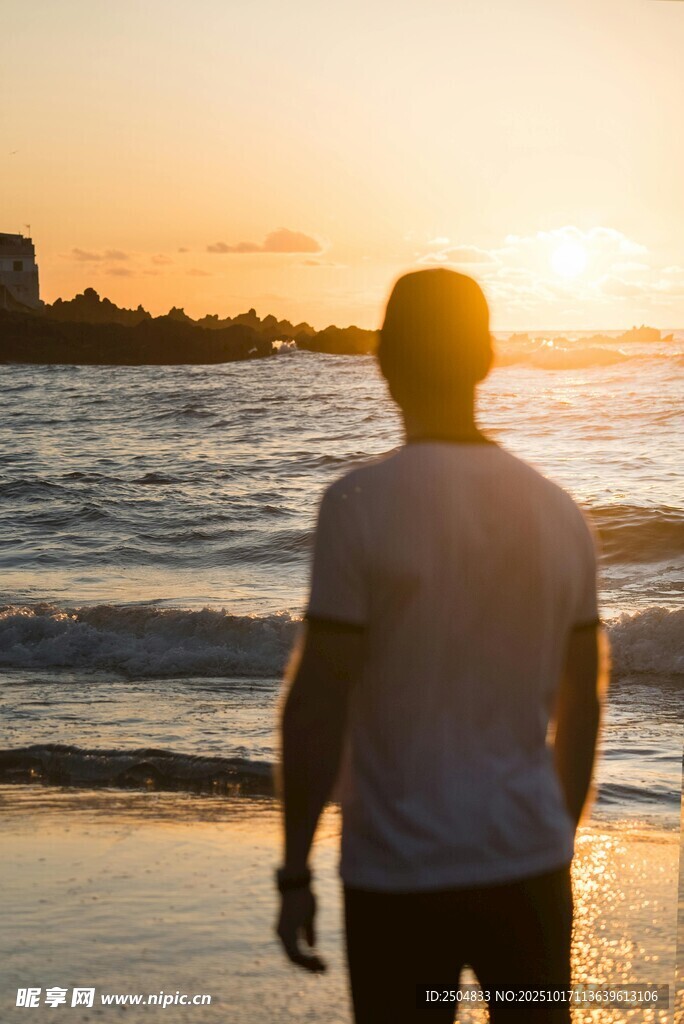 海边男子迎向落日背影