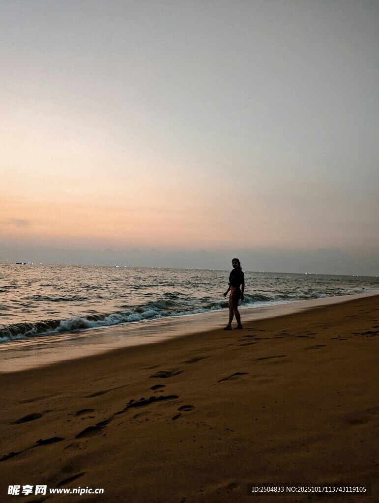 夕阳下的海边独行者