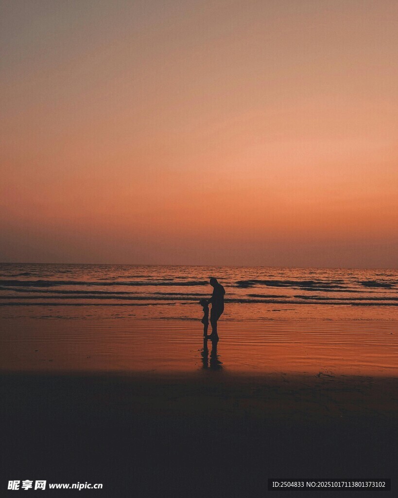 夕阳下海边的孤独身影
